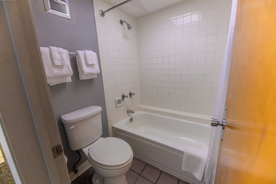 Basic Double Room | Bathroom | Free toiletries, towels, soap, shampoo