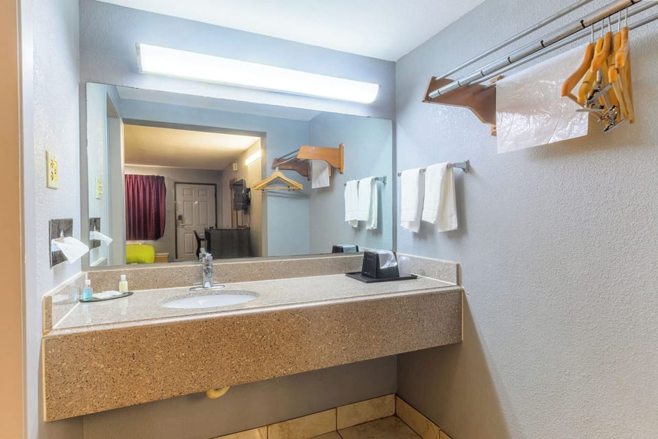 Basic Single Room | Bathroom | Free toiletries, towels, soap, shampoo