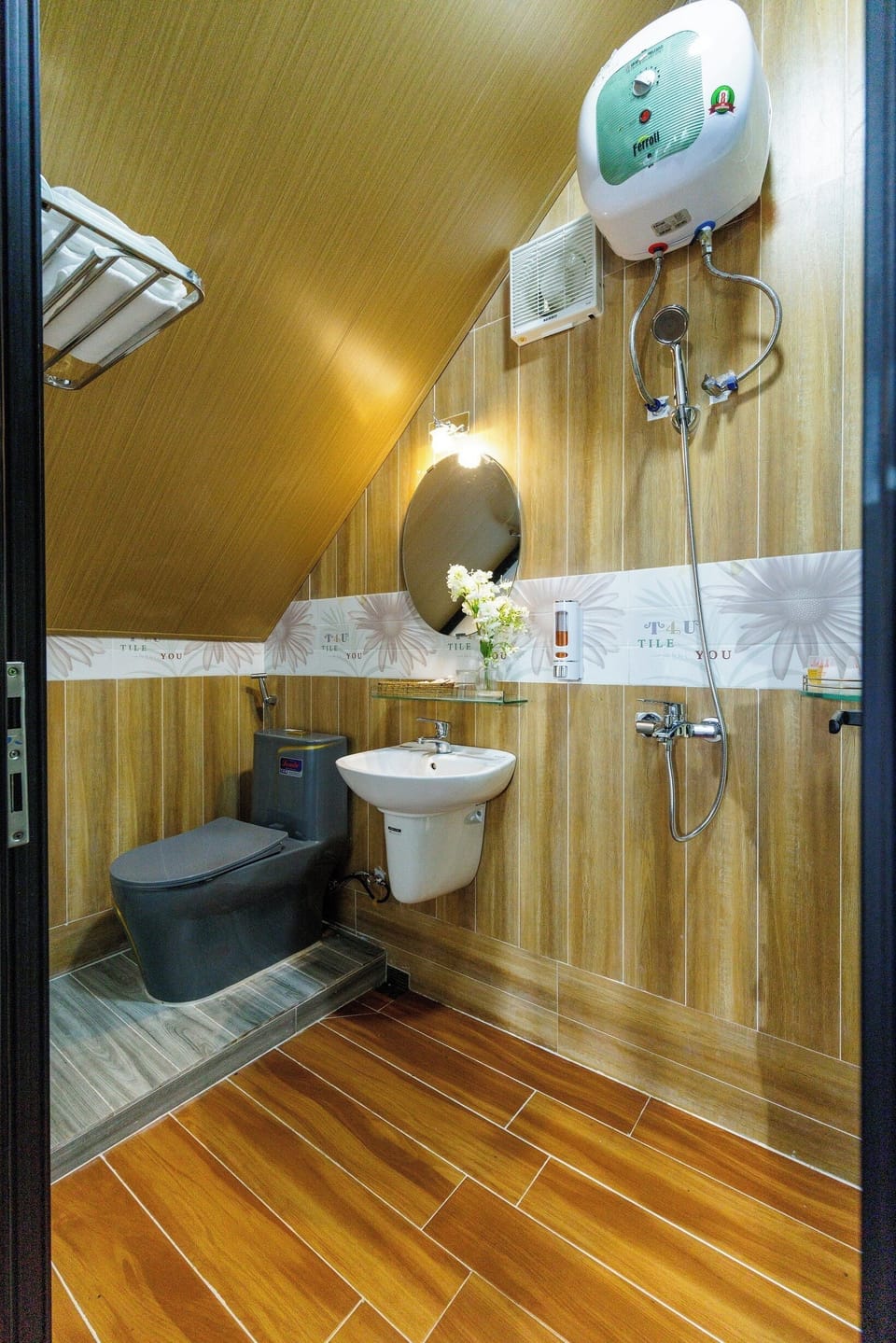 Deluxe Bungalow, Garden Area | Bathroom | Free toiletries, hair dryer, towels, soap