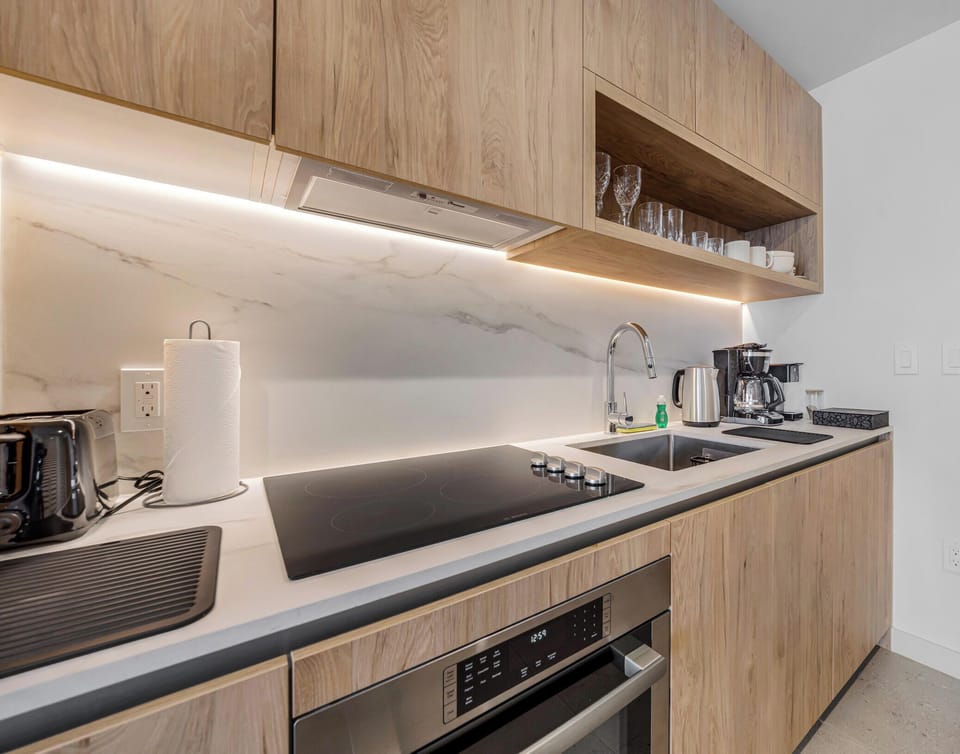 Condo, Balcony, City View | Private kitchen | Fridge, microwave, stovetop, dishwasher