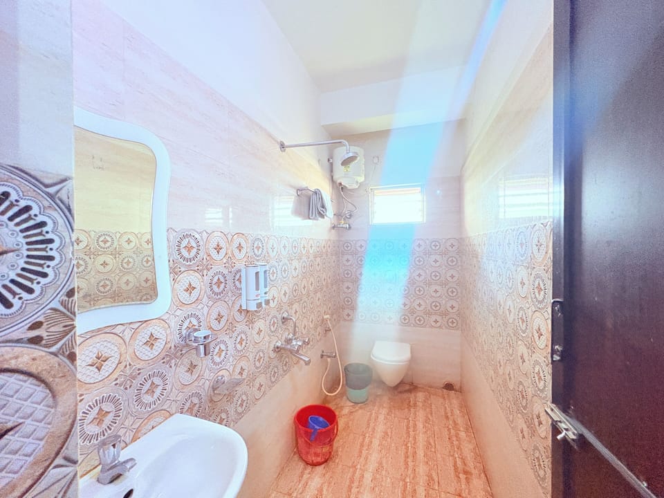 Standard Double Room, City View | Bathroom | Shower, free toiletries, towels