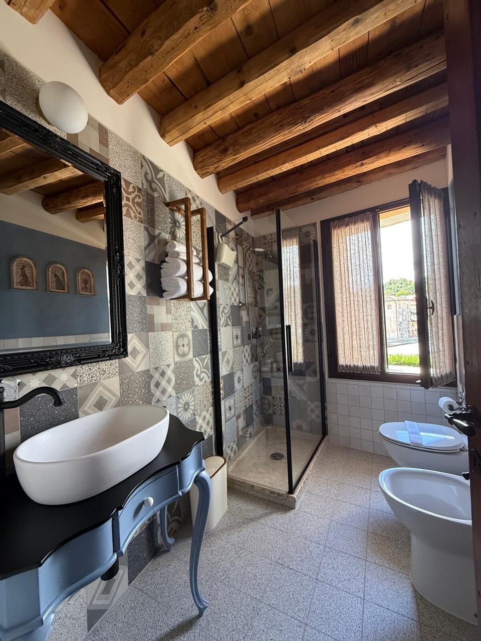Superior Room, 1 Queen Bed, Private Bathroom, Garden View | Bathroom | Slippers