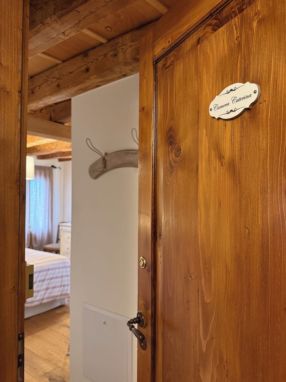 Deluxe Room, 1 Queen Bed, Private Bathroom, Garden View | Interior