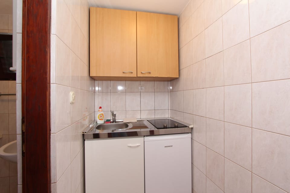 Studio | Private kitchen | Fridge, coffee/tea maker, electric kettle