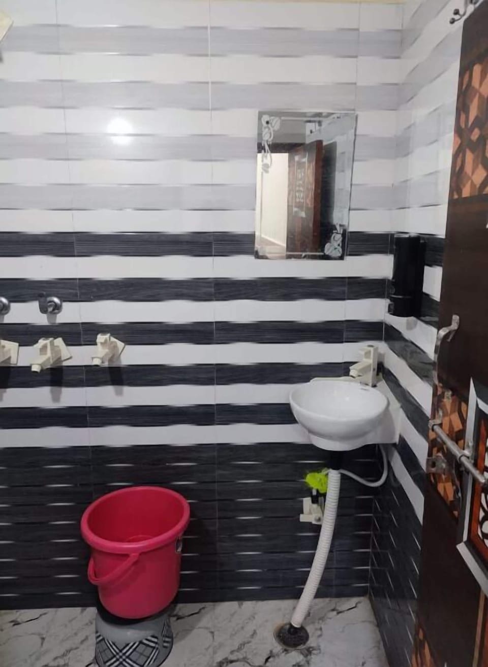 Shower, free toiletries, towels