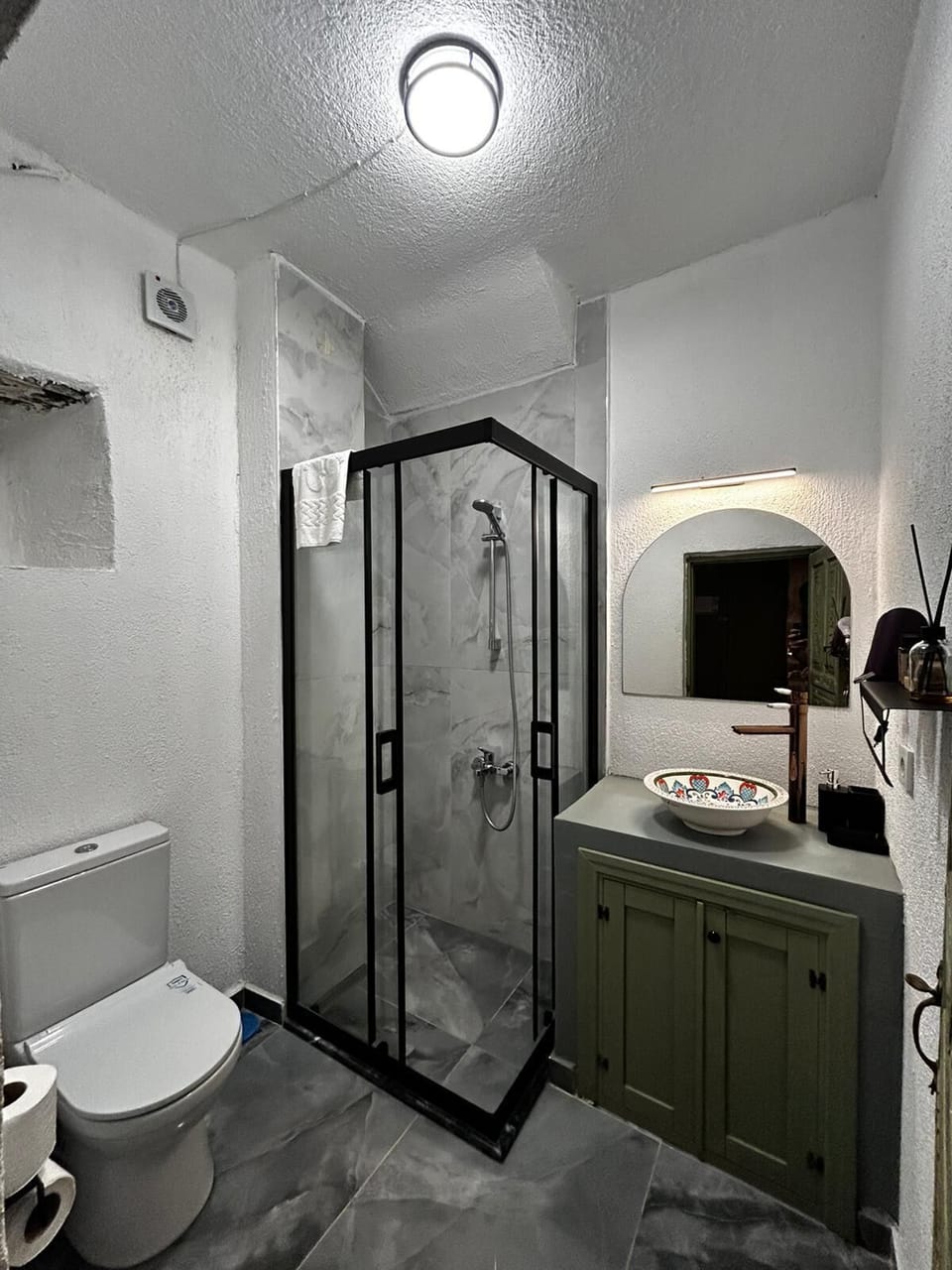 Deluxe Double Room, Courtyard View | Bathroom | Shower, hair dryer, slippers, towels