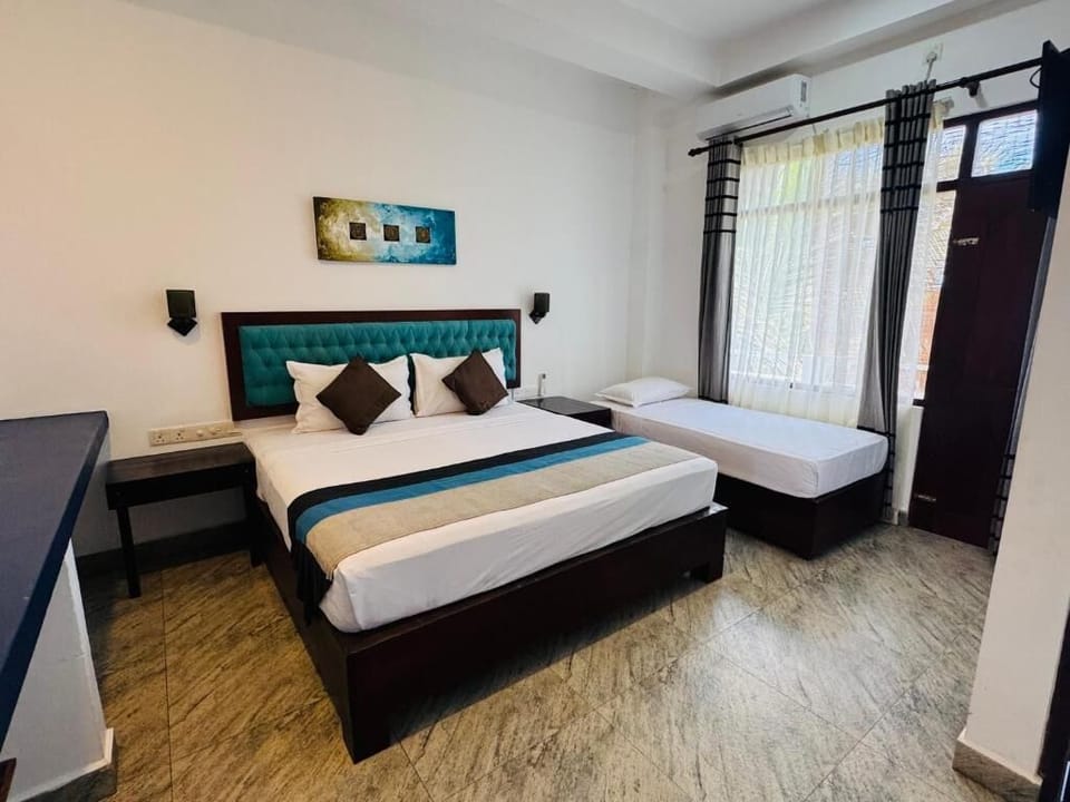 Deluxe Double Room, Balcony, Garden View | Laptop workspace