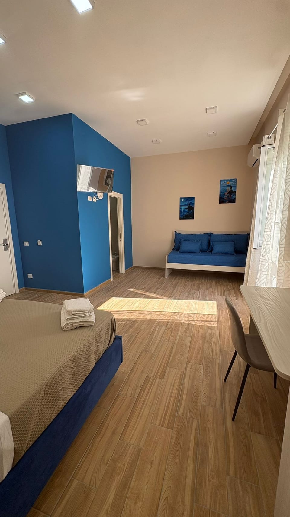Desk, laptop workspace, WiFi (free)