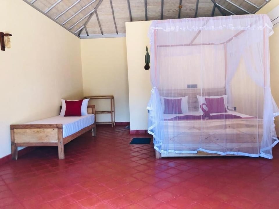 Classic Double Room, Garden View | Laptop workspace