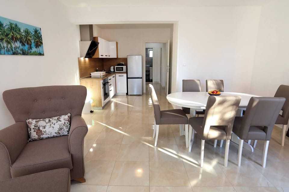 Apartment, 2 Bedrooms, Smoking | Dining room