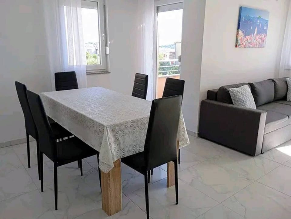 Apartment, 2 Bedrooms, Smoking, Balcony | Dining room