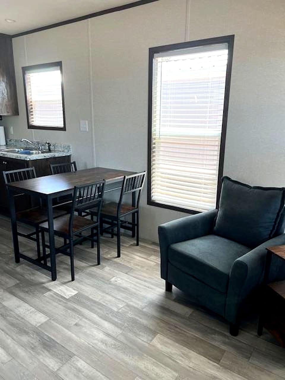 Deluxe Cabin, 2 Bedrooms, Poolside | Dining