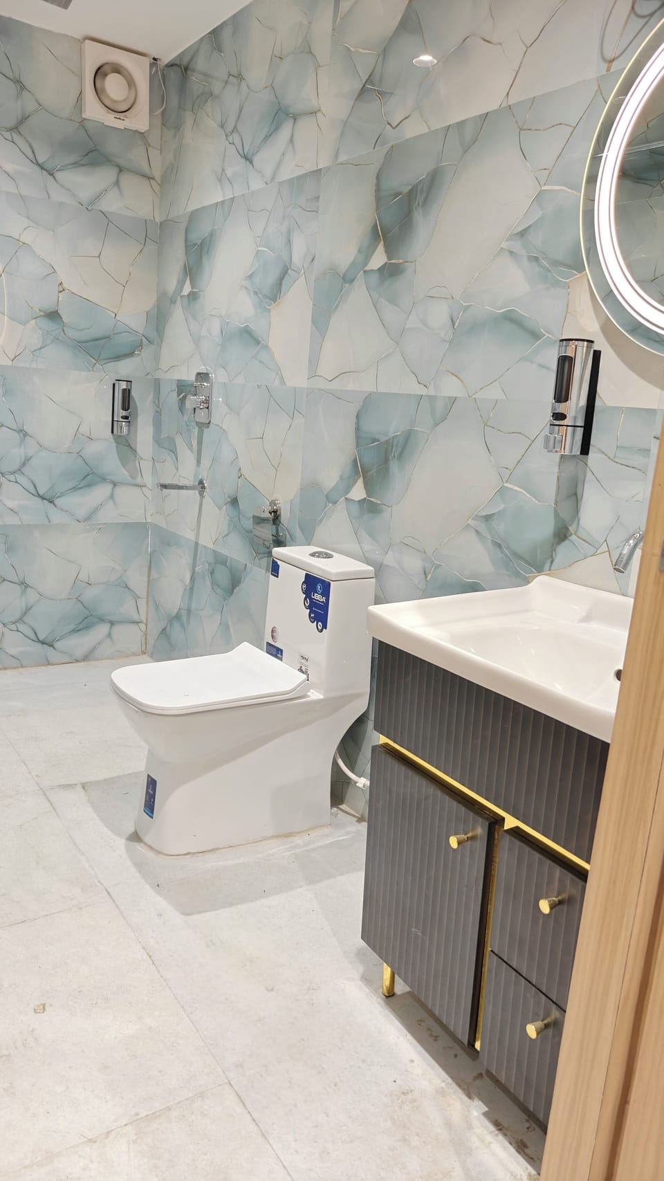 Luxury Double Room, City View | Bathroom | Shower, towels, soap, shampoo
