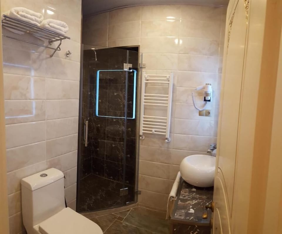 Deluxe Double Room, Garden View | Bathroom | Bathtub, free toiletries, hair dryer, bidet