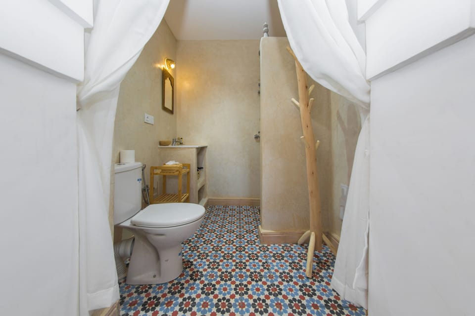 Double Room, 1 Queen Bed, Private Bathroom | Bathroom