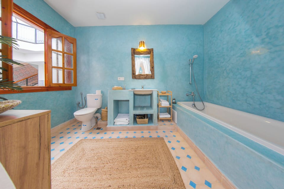 Double Room, 1 Queen Bed, Private Bathroom, Courtyard View | Bathroom