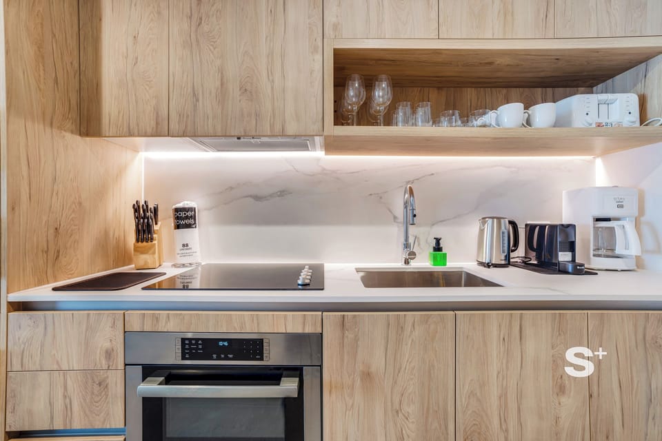 Condo, Balcony, City View | Private kitchen | Fridge, microwave, stovetop, dishwasher