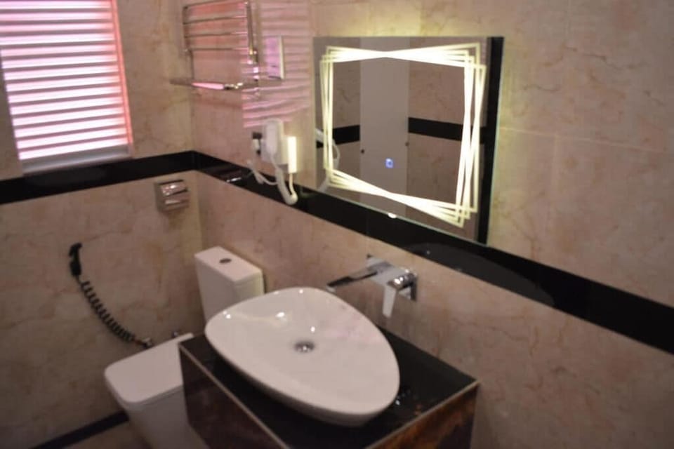 Deluxe Double Room, Garden View | Bathroom | Free toiletries, hair dryer, towels, soap