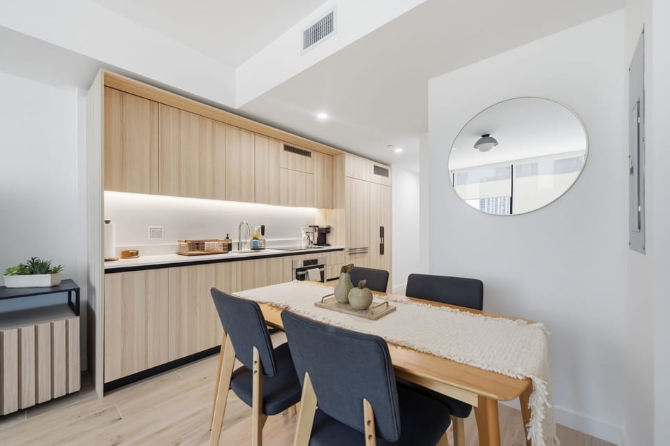 Luxury Apartment, 1 King Bed with Sofa bed, City View | Dining