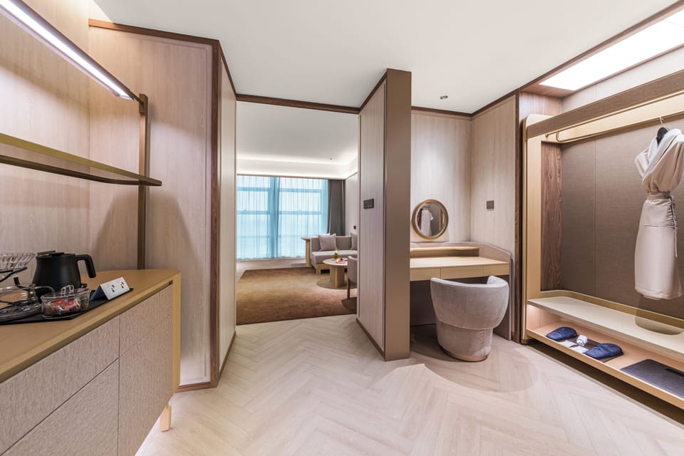 Executive Suite | Premium bedding, down comforters, free minibar, blackout drapes
