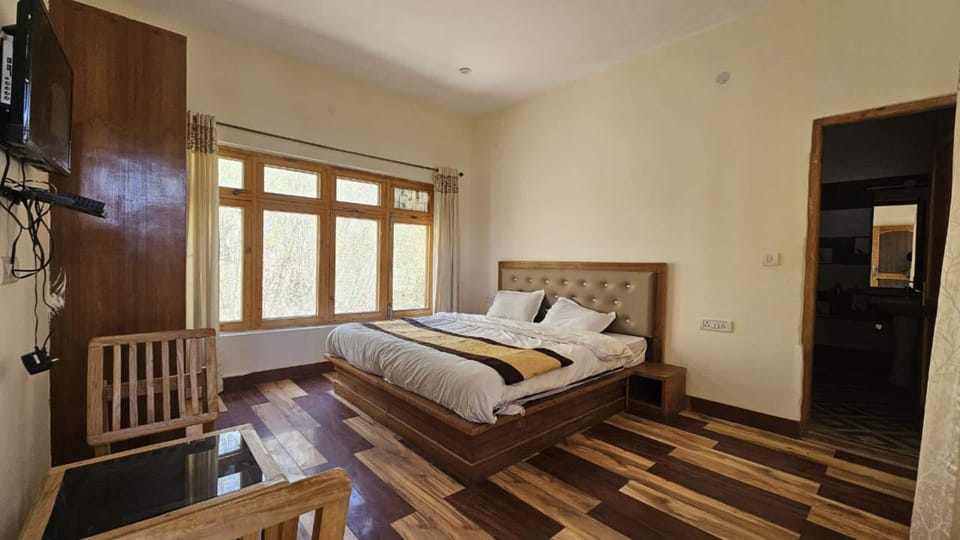 Deluxe Room | Rollaway beds (surcharge), WiFi (free), bed sheets
