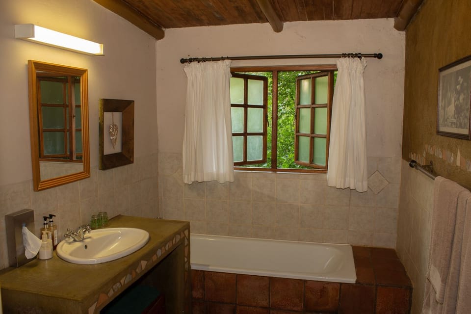 Classic Twin Room | Bathroom | Hair dryer, towels, soap, shampoo