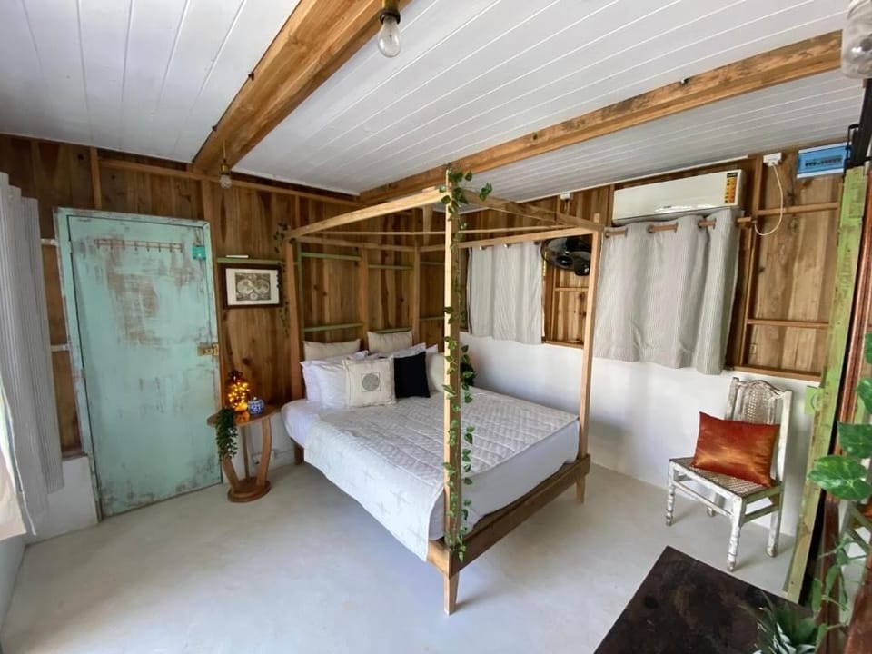 Classic Double Room, Garden View | Laptop workspace