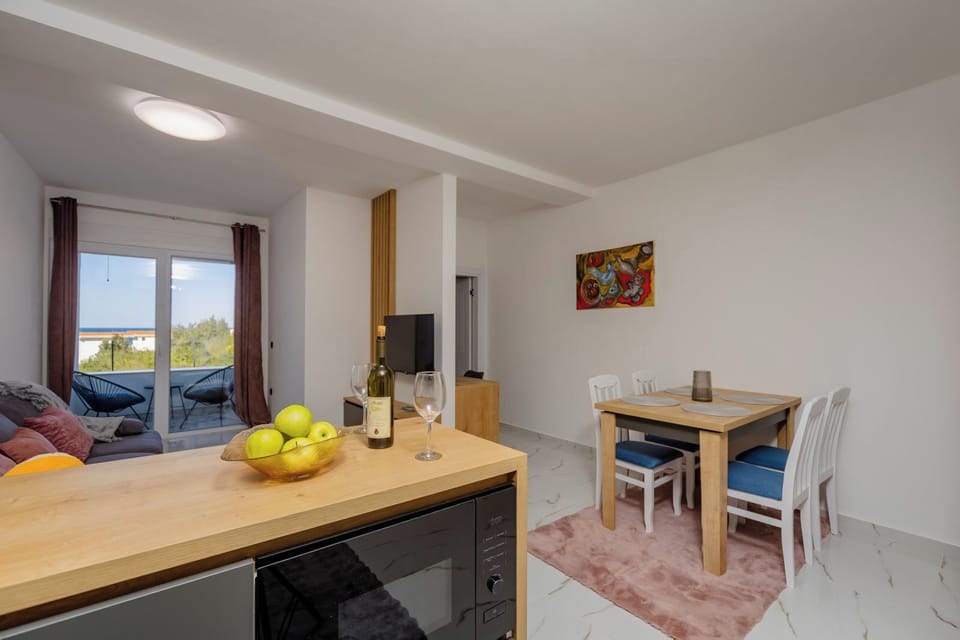 Family Apartment, Balcony, Bay View | Dining