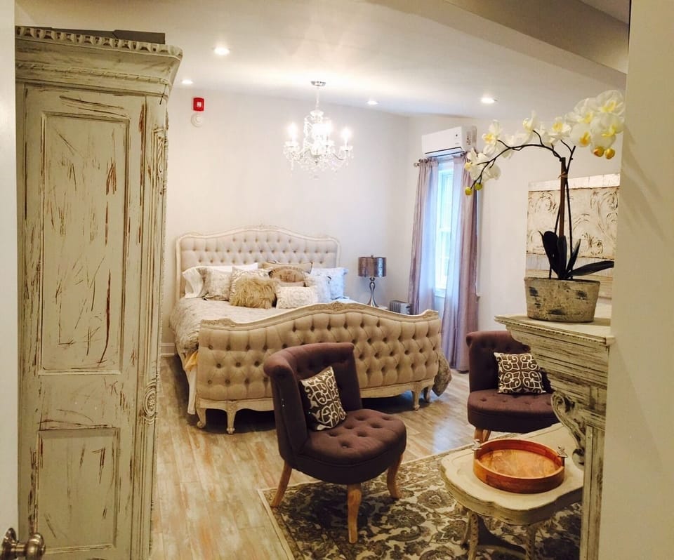 Luxury Cottage, 1 King Bed | Premium bedding, desk, iron/ironing board, free WiFi
