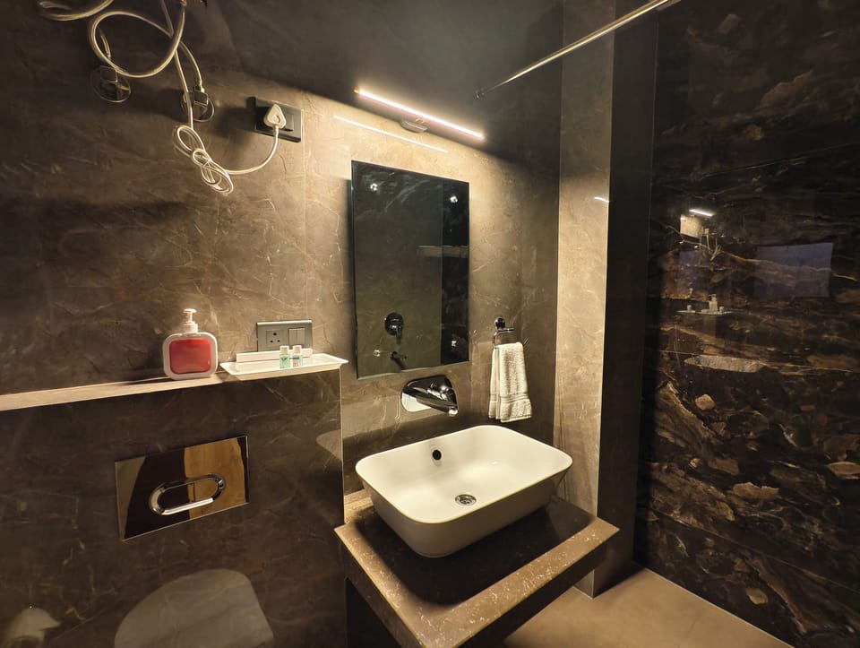Classic Double Room | Bathroom | Shower, free toiletries, towels, soap