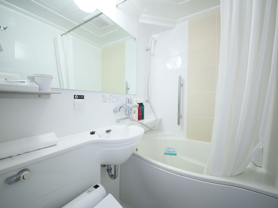 Combined shower/tub, deep soaking tub, free toiletries, hair dryer