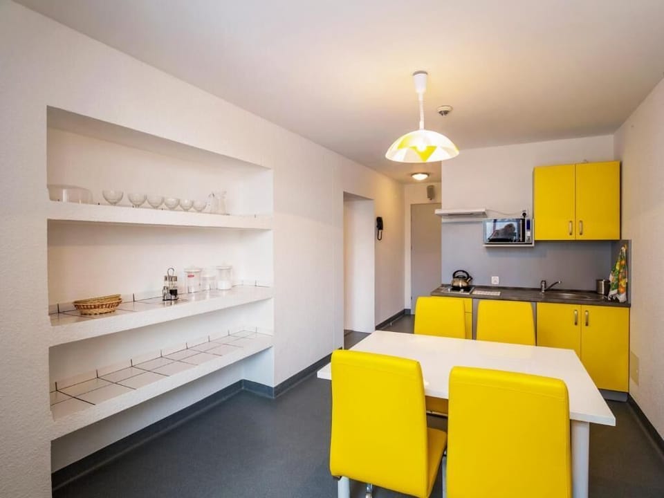 Family Studio Suite, Mountain View | Private kitchen