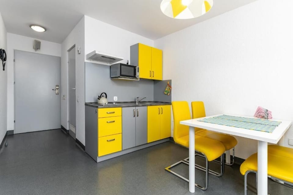 Family Studio Suite, Mountain View | Private kitchen