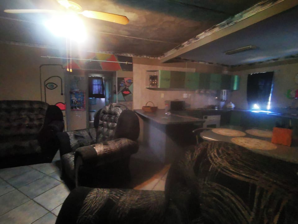 House, 4 Bedrooms, Accessible, Smoking | Living room | Books
