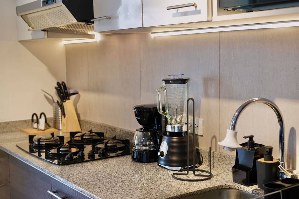Business Suite, City View | Private kitchen | Full-size fridge, microwave, stovetop, cookware/dishes/utensils