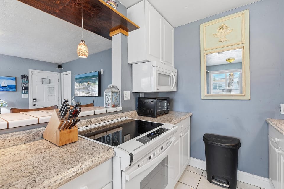 House, Multiple Beds (Twenty Palms) | Private kitchen