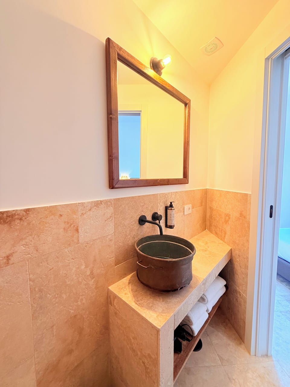 Deluxe Room, Hill View | Bathroom | Hair dryer, bathrobes, bidet, towels