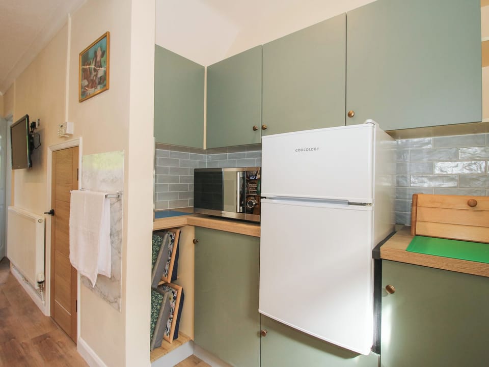 Dishwasher, cookware/dishes/utensils