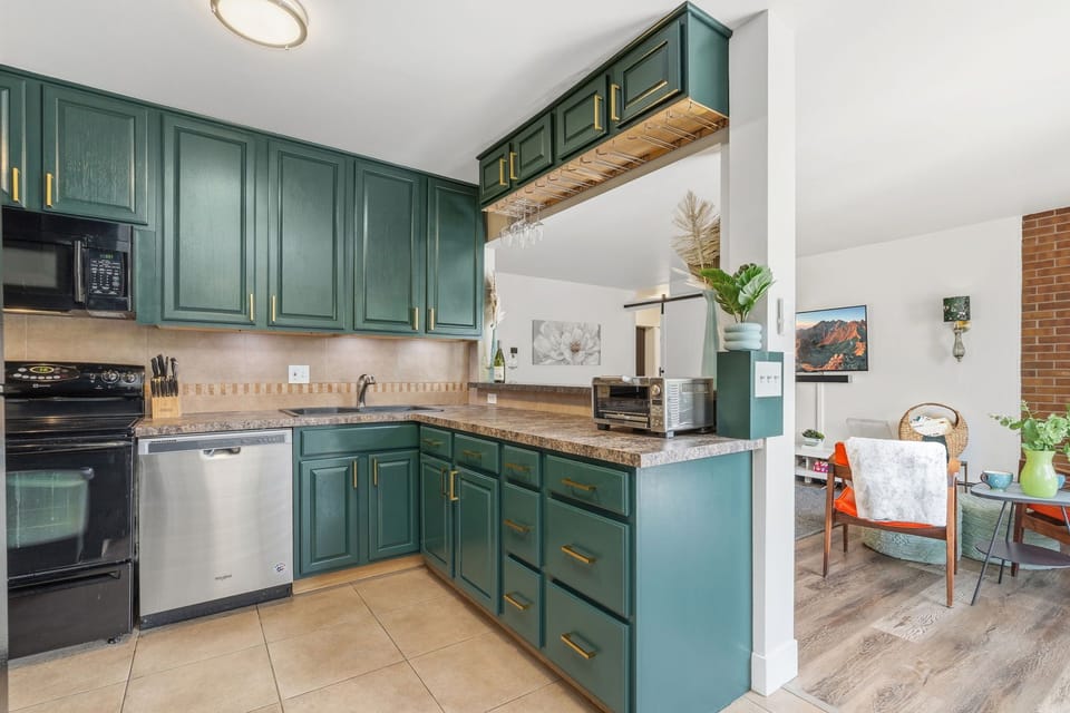 Apartment, Multiple Beds, Balcony, Garden View (The Aviary Near CSU) | Private kitchen