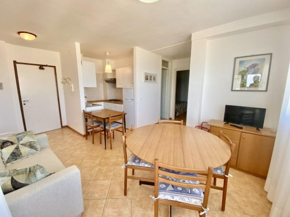 Apartment, 2 Bedrooms, Terrace, Ocean View | Dining room