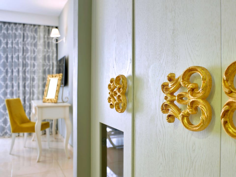 Minibar, in-room safe, individually decorated, individually furnished