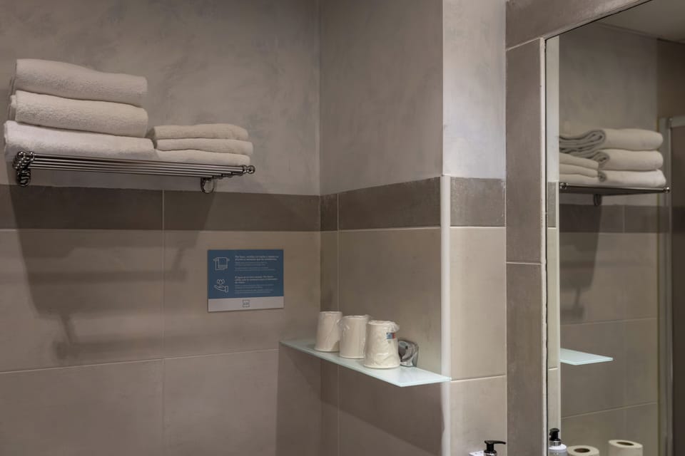 Triple Room | Bathroom | Deep soaking tub, free toiletries, hair dryer, towels