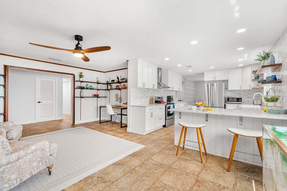 House (4 Bedrooms) | Private kitchen | Fridge, microwave, oven, stovetop