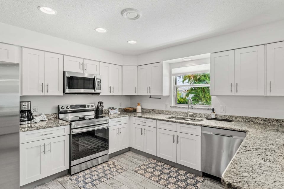 House (3 Bedrooms) | Private kitchen | Fridge, microwave, oven, stovetop