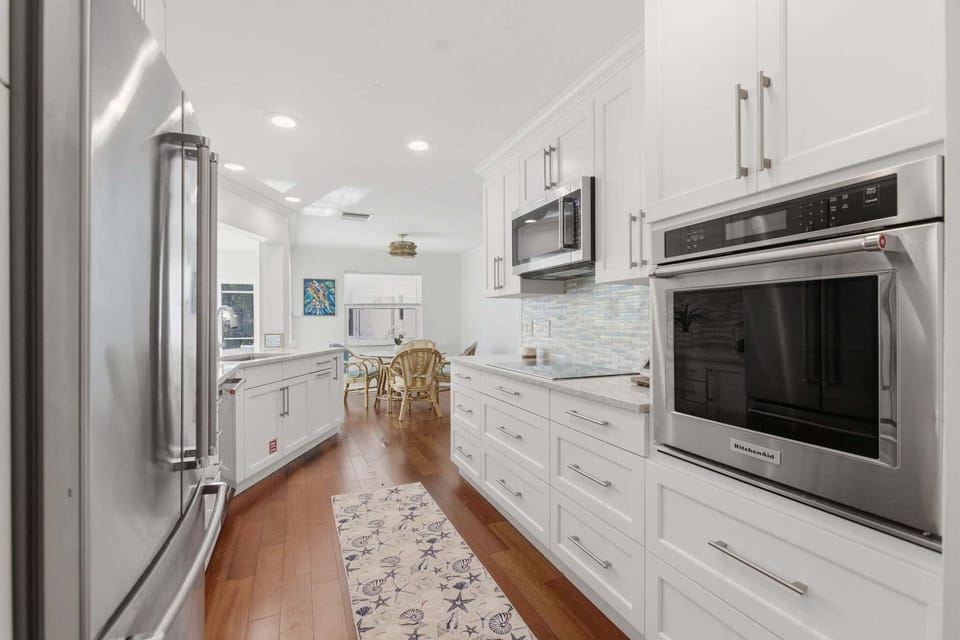 House (4 Bedrooms) | Private kitchen | Fridge, microwave, oven, stovetop