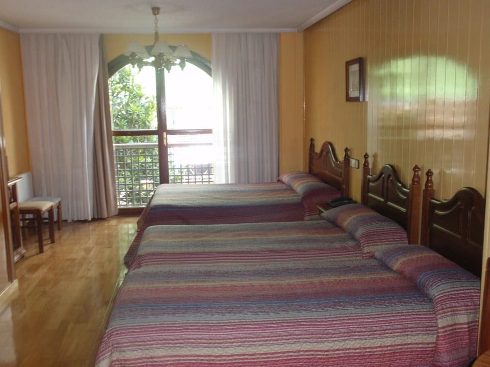Triple Room | Desk, free WiFi, bed sheets
