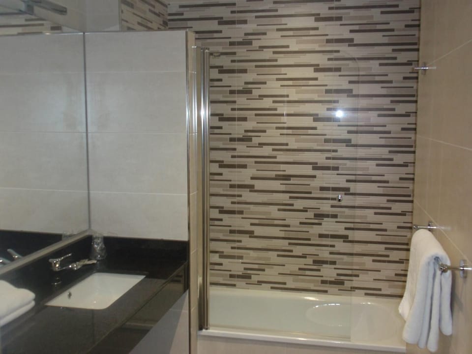 Single Room | Bathroom | Free toiletries, hair dryer