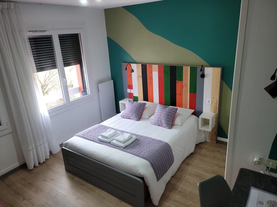 Classic Single Room, 1 Double Bed | Desk, soundproofing, free cribs/infant beds, free WiFi