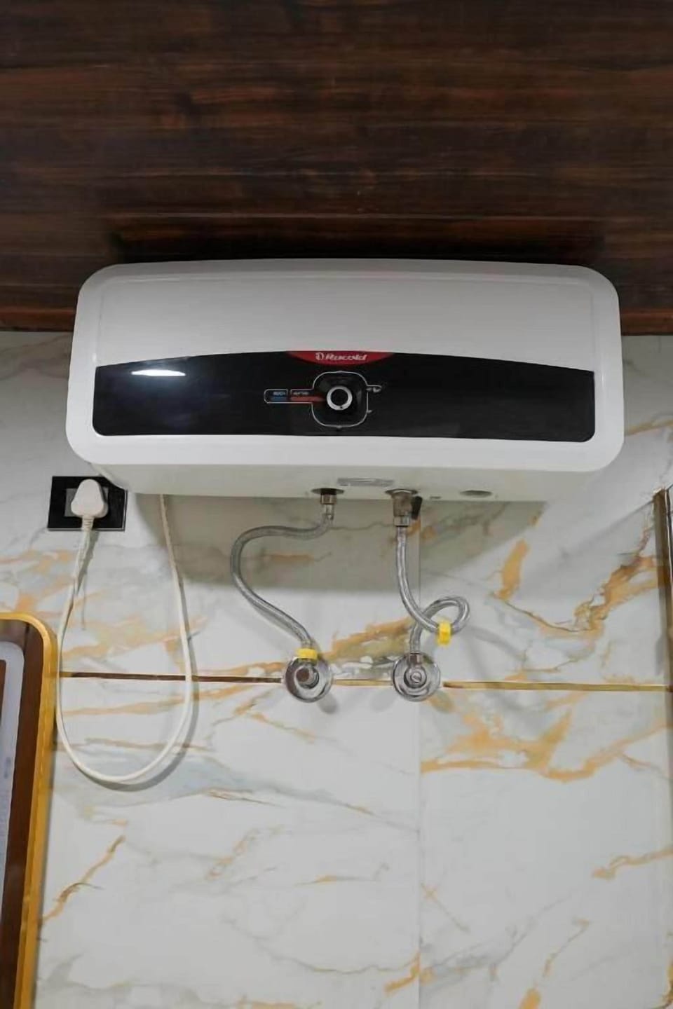 Superior Single Room, Balcony, City View | Bathroom amenities | Shower, free toiletries, slippers, towels