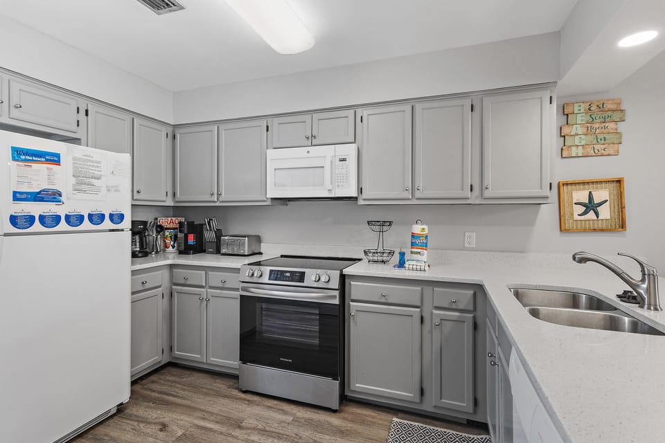 House, 1 King Bed with Sofa bed (Costa Vista Townhouse #8) | Private kitchen | Oven, toaster